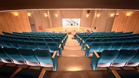 Εικόνα από τα νέα καθίσματα της θεατρικής αίθουσας