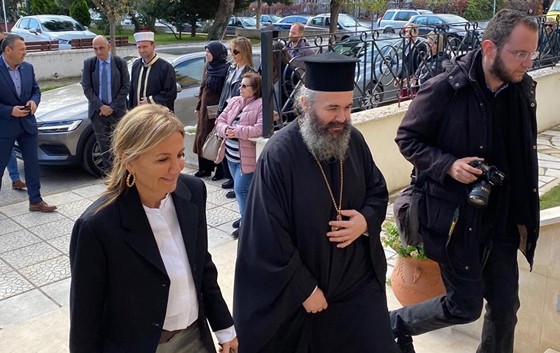 Η Μαρέβα Μητσοτάκη κατά την άφιξή της στο Ανθίμειο Εκκλησιαστικό Κέντρο