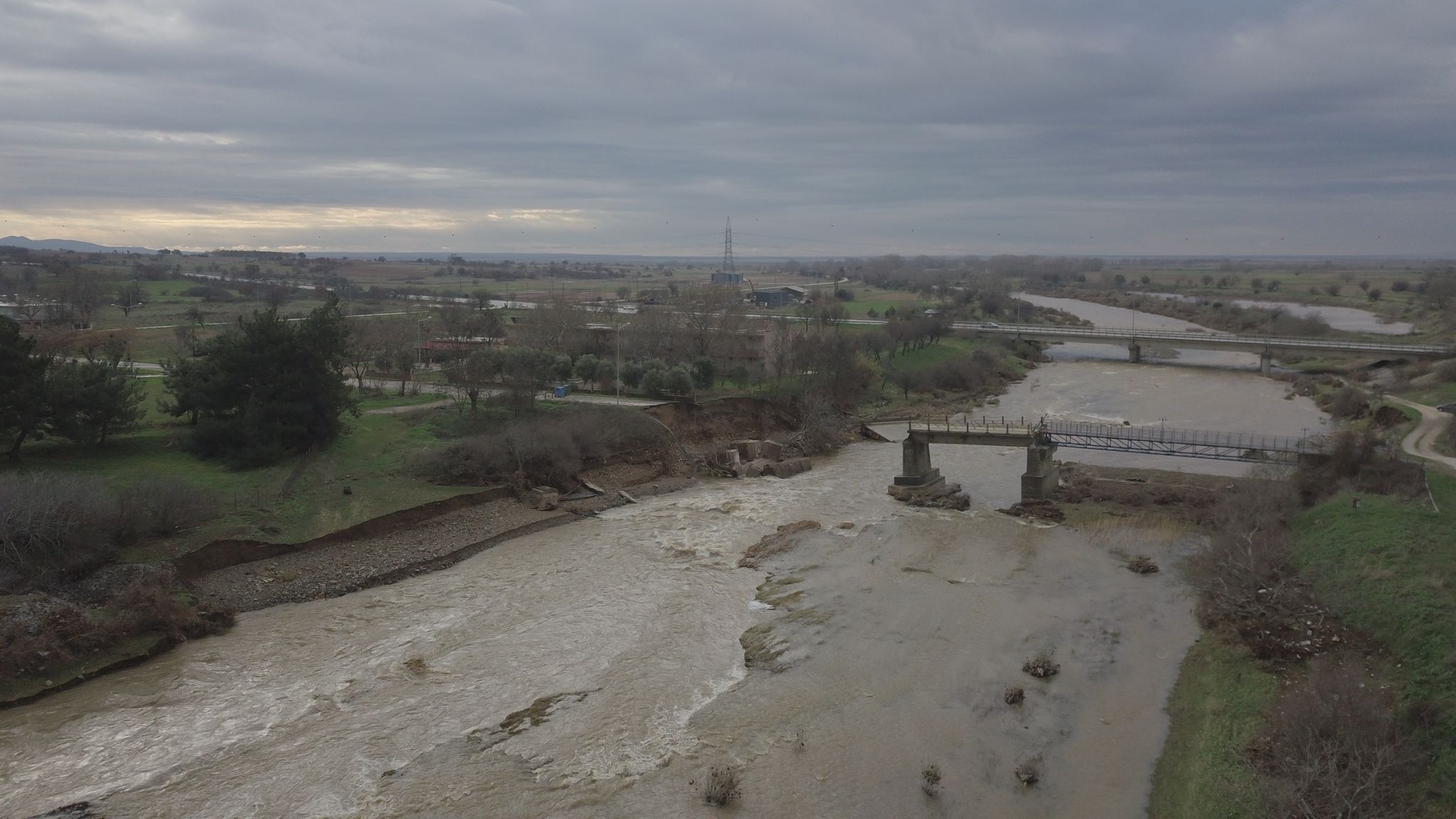 Φωτογραφία από τις πλημμύρες που σημειώθηκαν και στο χωριό των Λουτρών και γκρεμίστηκε η γέφυρα του χωριού στα δύο.