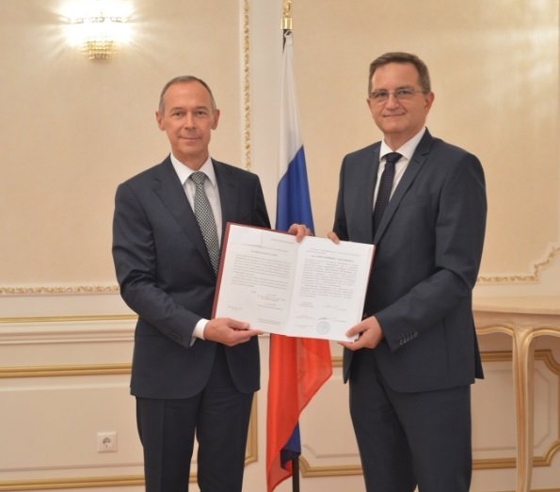 O πρέσβης της Ρωσίας στην Ελλάδα επέδωσε το Προξενικό Δίπλωμα του υπουργείου Εξωτερικών της Ρωσίας και το εκτελεστήριο έγγραφο του υπουργείου Εξωτερικών της Ελλάδας στον Κ. Παλακίδη