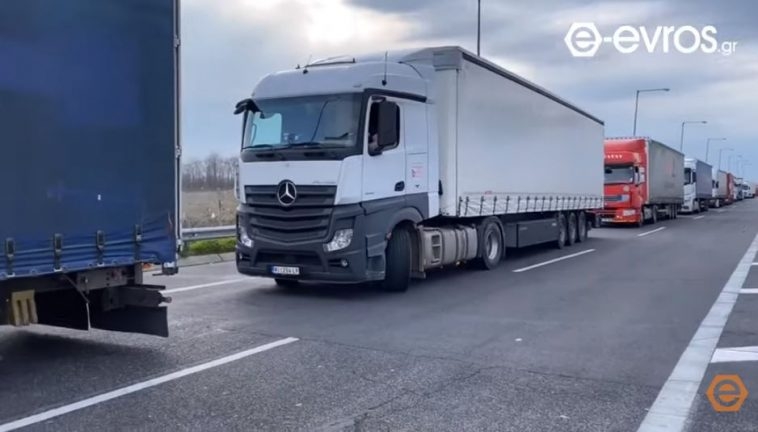 Μεγάλη αναμονή & ουρά χιλιομέτρων στο τελωνείο των Κήπων