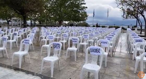 Αλεξανδρούπολη: SOS από την εστίαση με 144 άδειες καρέκλες στην πλατεία του φάρου (video)