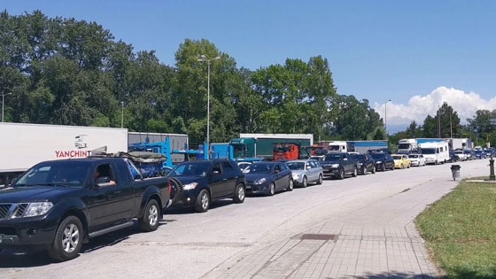 Εκατοντάδες Σέρβοι τουρίστες  μπήκανε στην Ελλάδα παρά το κλείσιμο των συνόρων - Ουρές χιλιομέτρων στα σύνορα 