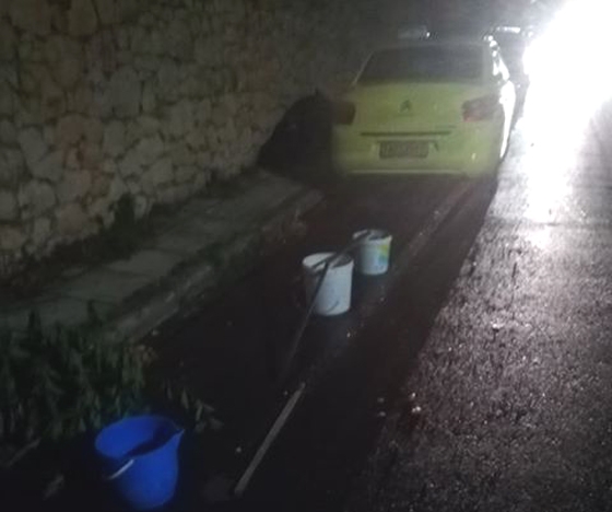 Με καρέκλες, κουβάδες και καφάσια λύνουν το πρόβλημα του πάρκινγκ στην Αλεξανδρούπολη