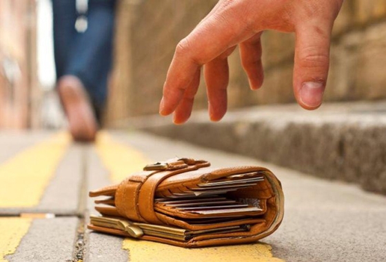 Μάθημα ανθρωπιάς στην Αλεξανδρούπολη: Στρατιωτικός βρήκε πορτοφόλι με 1.800 ευρώ και το παρέδωσε στην Αστυνομία