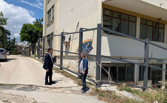 Προστατευτική μεταλλική κατασκευή ύψους 3 μέτρων κατασκευάζεται στο παλιό νοσοκομείο Αλεξανδρούπολης