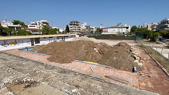 Με βυθοκορήματα του λιμένα μπαζώνουν την πισίνα του παλιού κολυμβητηρίου (video)