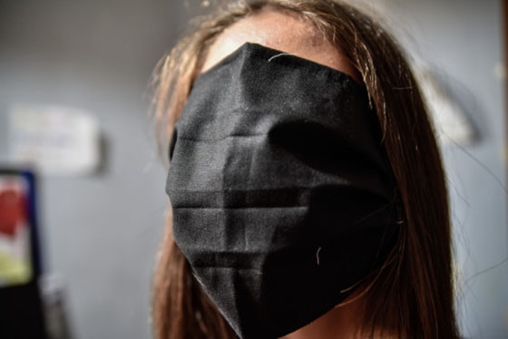Σταμάτησε η παραγωγή των μασκών - γίγας για τους μαθητές