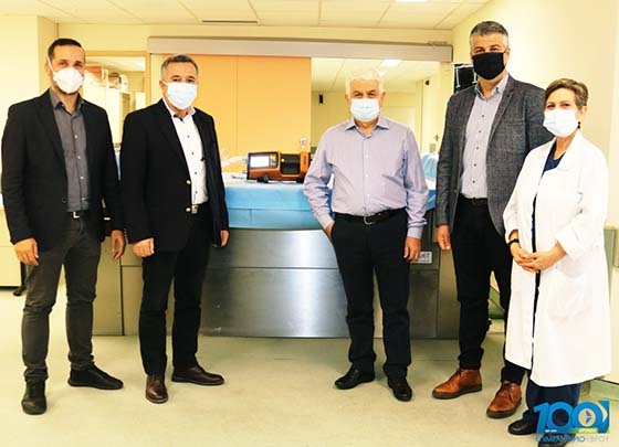 Στιγμιότυπο από την παράδοση του ιατρικού μηχανήματος.