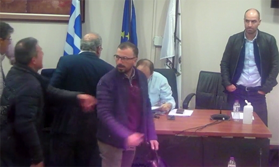  «Ρινγκ» το δημοτικό συμβούλιο Αλεξανδρούπολης - Μπάχαλο η συνεδρίαση (video)