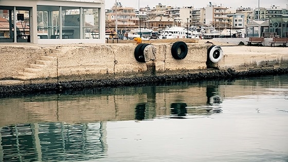 Στιγμιότυπο από το βίντεο που κατέγραψε σήμερα το πρωί η κάμερα του e-evros.gr σχετικά με το φαινόμενο της άμπωτης στο λιμάνι της Αλεξανδρούπολης.