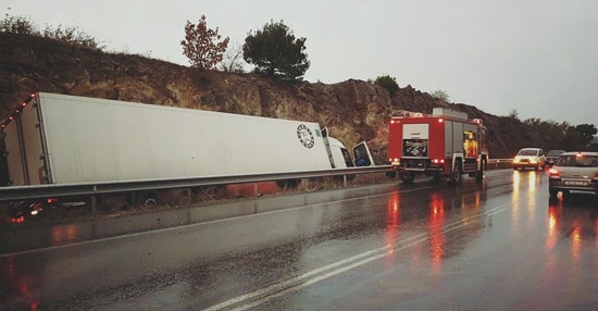 Έβρος: ΙΧ συγκρούστηκε με νταλίκα - Είχε Άγιο ο οδηγός (φώτο)