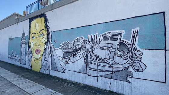 Ο "Same84" δημιούργησε αυτό το γκράφιτι στον τοίχο του γηπέδου "Φώτης Κοσμάς" στην Αλεξανδρούπολη