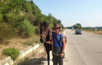 Αποφάσισε να κάνει αυτό το ταξίδι με το άλογό του, καθώς είχε κάνει τάμα.