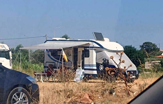 Παράνομη κατασκήνωση σε παραλία της Αλεξανδρούπολης.