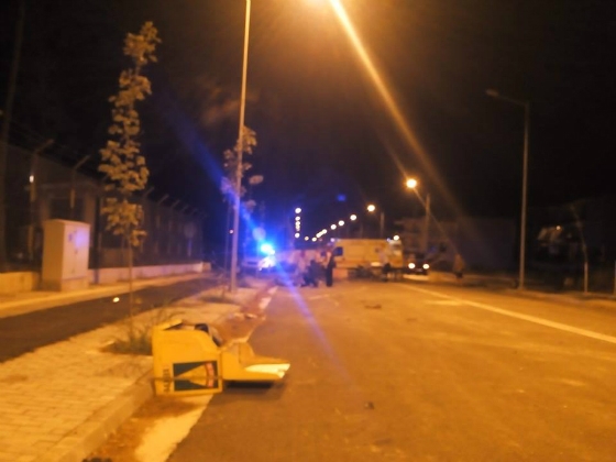 Κομμάτι από το μηχανάκι (στο κάτω μέρος της φωτό) έχει "εκτοξευθεί" πολλά μέτρα από το θύμα που φαίνεται στο βάθος της φωτογραφίας