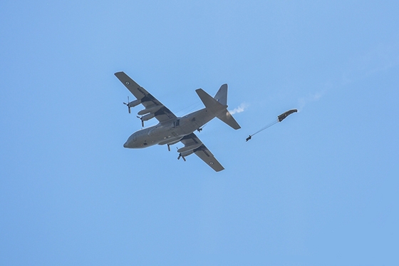 Επίδειξη ρίψης αλεξιπτωτιστών στον αερολιμένα Αλεξανδρούπολης.