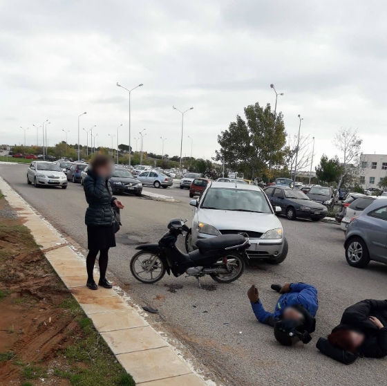 Οι 2 αναβάτες του δικύκλου παρέμειναν στο έδαφος ένα τέταρτο... έως ότου φθάσει το ασθενοφόρο στο σημείο
