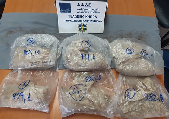 Αυτές είναι έξι (6) συσκευασίες ηρωίνης, συνολικού μεικτού βάρους 5,5 κιλών