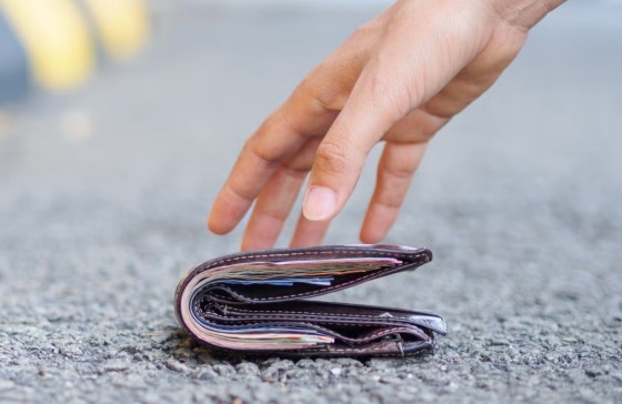 Αλεξανδρούπολη: Υπάλληλοι σούπερ μάρκετ βρήκαν πορτοφόλι και το παρέδωσαν - Το ευχαριστώ της ιδιοκτήτριας