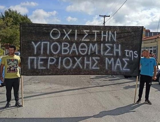 Θα επιτρέπεται η διέλευση απο την εθνικη οδο μόνο σε ασθενοφόρα και πυροσβεστικά οχήματα.