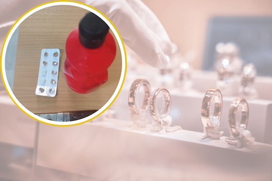 Η υπάλληλος μεταφέρθηκε στο νοσοκομείο και αποχώρησε έπειτα από την παροχή πρώτων βοηθειών.