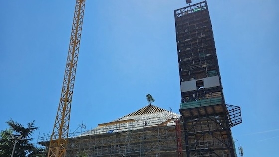 Το Τέμενος Βαγιαζήτ με τον πανύψηλο πέτρινο μιναρέ δεσπόζει στην κεντρική πλατεία του Διδυμοτείχου.