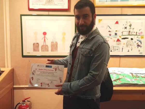 Ο δάσκαλος εικαστικών Ν. Κιτμερίδης παρέλαβε το βραβείο.