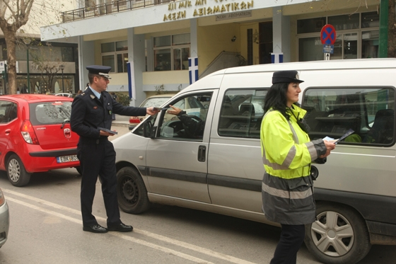 Διανομή ενημερωτικών φυλλαδίων με συμβουλές οδικής ασφάλειας στην Αλεξανδρούπολη