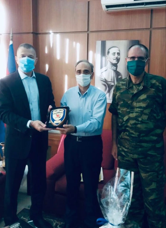 Στιγμιότυπο από τη συνάντηση του προέδρου της Λέσχης Αλεξανδρουπολιτών κ. Νίκου Μανδάνη με τον Αλκιβιάδη Στεφανής και τον Μέραρχο της 12ης ΜΚ κ. Χρήστο Μπούφη