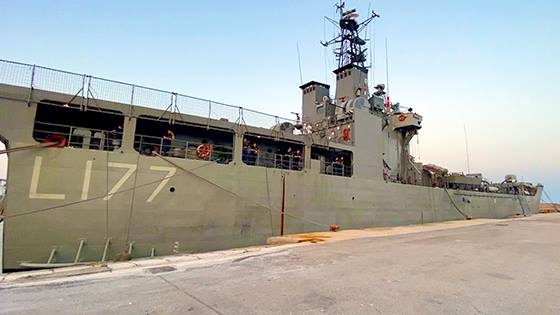 To Αρματαγωγό "Ρόδος" στο λιμάνι της πόλης.