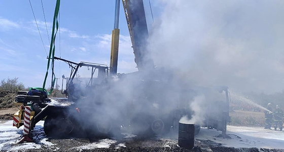 Αυτός είναι ο γερανός ο οποίος το μεσημέρι του Σαββάτου "βρήκε" σε ηλεκτροφόρα καλώδια της ΔΕΗ.