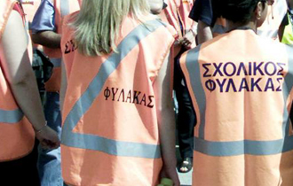 Οι σχολικοί φύλακες πηγαίνουν στη δουλειά τους αν και δεν πληρώνονται.