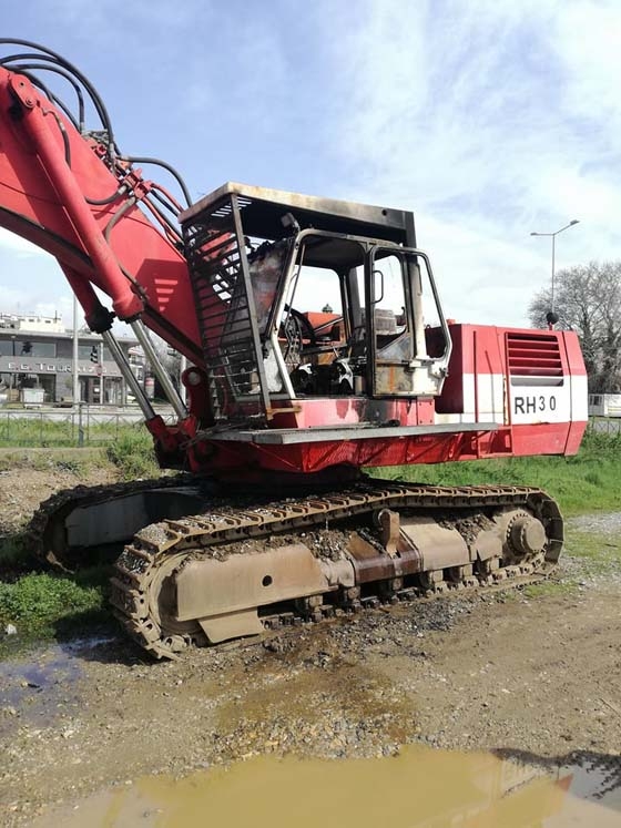 Το καμένο μηχάνημα έργου