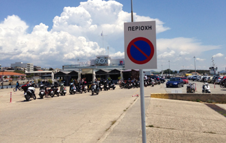 Απαγορεύεται η στάθμευση των οχημάτων.