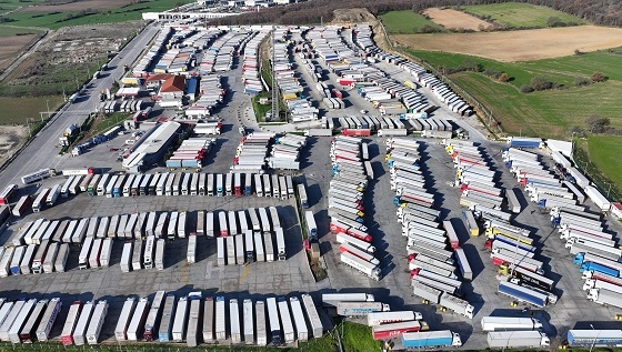 Παρκαρισμένα φορτηγά στα τουρκοβουλγαρικά σύνορα του Χαμζάμπεϊλι.