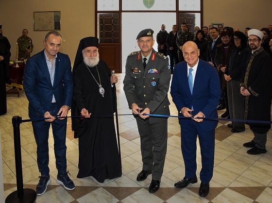 Στα αριστερά ο CEO της Dasteri Βασίλης Δαστερίδης με τον αναπληρωτή CEO της Eurobank κ. Ιωάννου καθώς κόβουν την κορδέλα