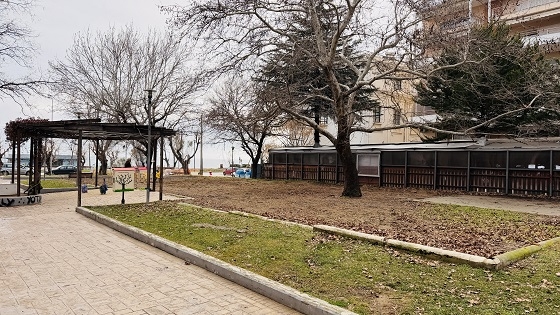 Η συγκεκριμένη παιδική χαρά συγκέντρωνε μεγάλο αριθμό παιδιών στο κέντρο της Αλεξανδρούπολης.