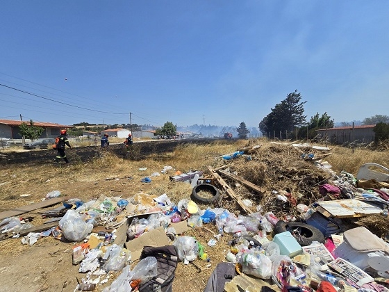 Τα σκουπίδια και τα μπάζα, δίπλα στα οικήματα. Ποιός φταίει γι' αυτήν την κατάσταση;