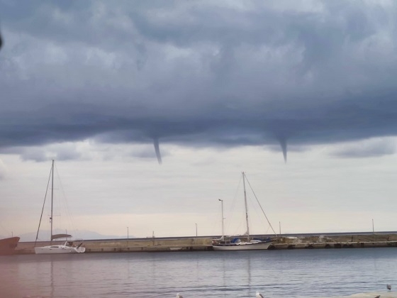 Εντυπωσιακοί υδροσίφωνες στα ανοιχτά της Σαμοθράκης το πρωί της Δευτέρας (φωτογραφία του κ. Νίκου Δεληγιάννη).