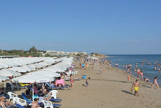 Οι Βούλγαροι τουρίστες μένουν όλη τη μέρα στην παράλια, καταλαμβάνοντας ομπρέλες και ξαπλώστρες.