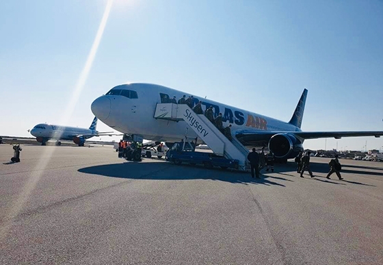 Πρόκειται για το τεράστιο Boeing 767 το οποίο μετέφερε στρατιωτικές δυνάμεις και υλικό των αμερικανών στη βάση που έχουν δημιουργήθεί στο λιμάνι της πόλης στο πλαίσιο της άσκησης «Defender 2