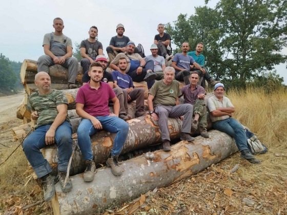 Οι υλοτόμοι από το Σιδηροχώρι και τον Πετρόλοφο Έβρου που συνέδραμαν στην αναχαίτηση της πυρκαγιάς.