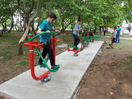 Ο Δήμος Αλεξανδρούπολης τοποθετεί νέα υπαίθρια όργανα γυμναστικής στην πόλη (φωτό)