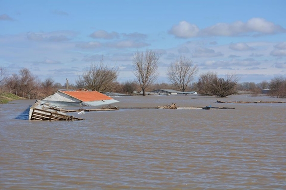 Τους πλημμυροπαθείς των Λαγυνών ενισχύουν ΤΑΡ και SOCAR.
