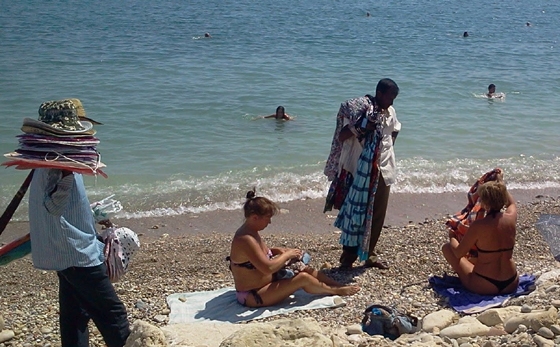«Σαφάρι» ελέγχων για το παρεμπόριο στις παραλίες της ΠΑΜ-Θ.