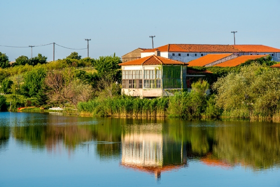 Ανοίγει ξανά τις πόρτες του ο ξενώνας "Θράσσα" στη λίμνη Τυχερού