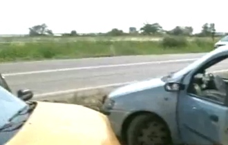 Το ατύχημα προκλήθηκε πιθανότατα όταν το ένα από τα τρία εμπλεκόμενα αυτοκίνητα πέρασε στο αντίθετο ρεύμα.