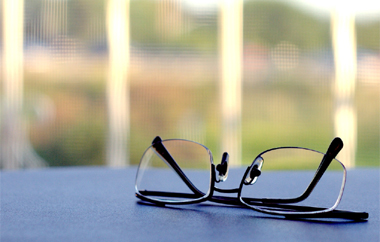 Περισσότερα από 110 άτομα ηλικίας άνω των 50 ετών έχουν ήδη πει οριστικά 'αντίο' στα γυαλιά.