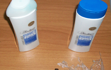 Μέσα στο δέμα υπήρχαν δύο συσκευασίες σαμπουάν, που περιείχαν ναρκωτικά.